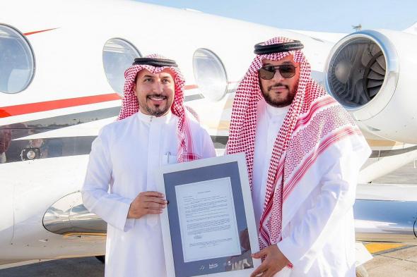 ابن حثلين يسلّم المهيدب الطائرة الخاصة بـ"منقية الجزيرة"