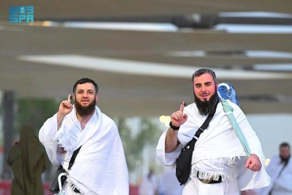مشهد إيماني مهيب في يوم لا يشبه سواه.. ضيوف الرحمن يتوافدون إلى صعيد عرفات لأداء ركن الحج الأعظم