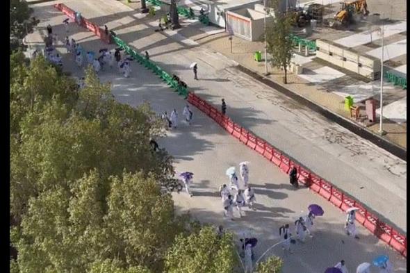 انسيابية في دخول الحجاج إلى مسجد نمرة وسط تنظيم متقن لأداء صلاتي الظهر والعصر بعرفة