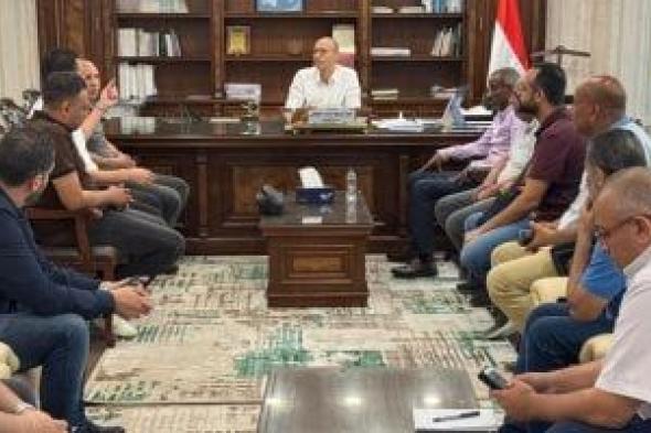 رئيس جهاز القاهرة الجديدة يلتقي سكان "بيت الوطن" و "دار مصر"