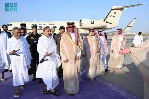 رئيس وزراء باكستان يصل جدة لأداء العمرة