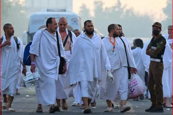 دعوات صادقة ورجاء بالرحمة.. ضيوف الرحمن يتوافدون إلى صعيد عرفات لأداء ركن الحج الأعظم