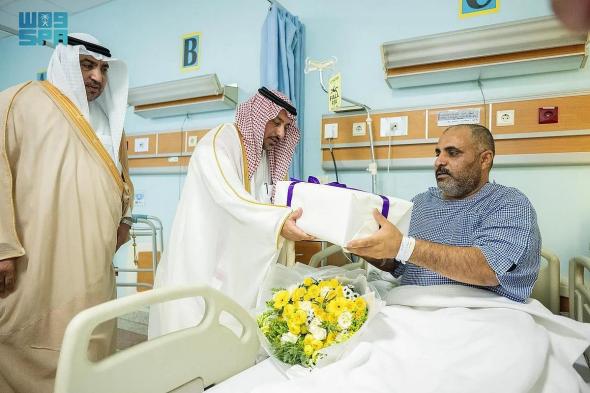 وكيل إمارة القصيم يعايد المرضى المنومين بمناسبة عيد الأضحى