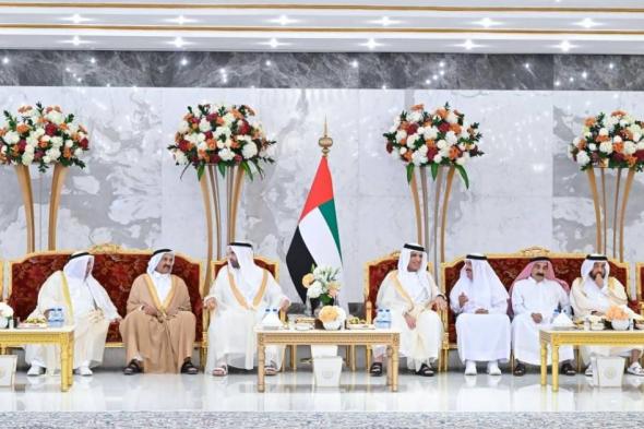 سعود بن صقر يستقبل المهنئين بالعيد في مجلس الضيافة بخزام