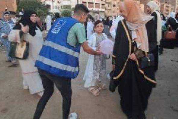 متطوعو حياة كريمة بالمحلة يوزعون البالونات على الأطفال فى الساحات.. صور