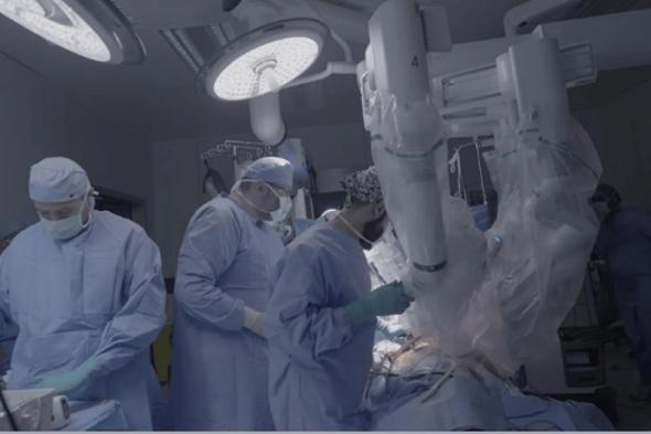 الروبوت الجراحي يجري استبدال صمام للقلب بمكة المكرمة