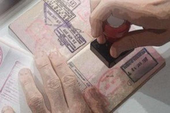 تأشيرات عمل وطلبات توظيف وصور جوازات سفر.. أحراز عصابة العمالة بالخارج
