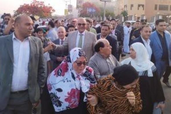 محافظ القليوبية ومدير الأمن ورئيس جامعة بنها يوزعون الورود على كورنيش النيل