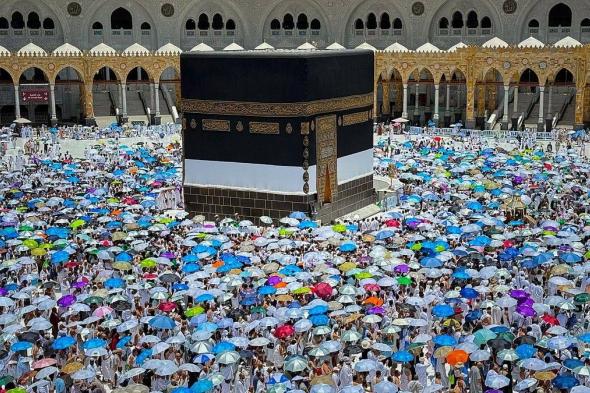 صورة.. مظلات المصلّين ترسم لوحة إيمانية آسرة في صحن الطواف