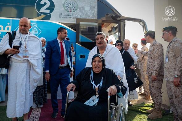 حجاج ذوي الشهداء والمصابين يصلون إلى الجمرات بعد مبيتهم في مزدلفة