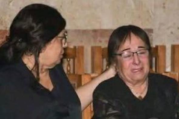 بكاء سميرة عبد العزيز فى عزاء صديقتها المقربة سميحة أيوب