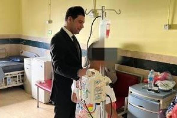 نائب محافظ سوهاج يوزع الحلوى على الأطفال المرضى بمعهد الأورام فى عيد الأضحى