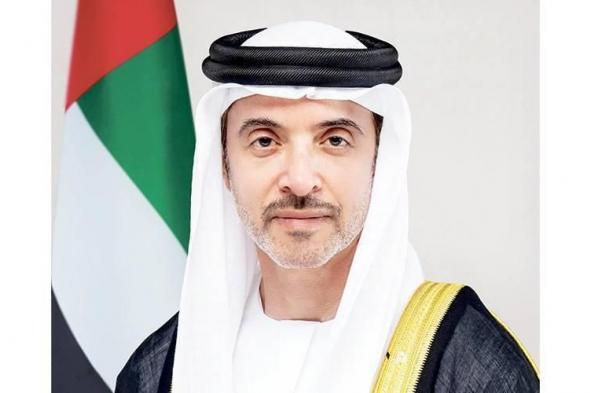 هزاع بن زايد يستقبل المهنئين بالعيد في قصر المقام