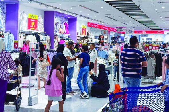 تخفيضات اللحظة الأخيرة تزيد الإقبال على مراكز التسوق عشية العيد