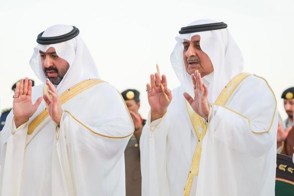 أمير تبوك ونائبه يؤديان صلاة العيد ويستقبلان المهنئين.. ويشيدان بخدمات الحجاج وجهود القيادة