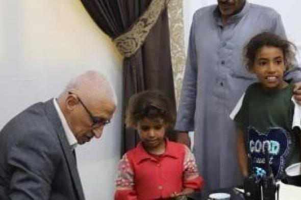 محافظ شمال سيناء يلتقى الطفلة "ملك" ويوجه بتوفير مصدر دخل كريم لأسرتها
