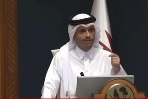رئيس وزراء قطر مازحا: الناس اللي ما داوموا اليوم ويتحججون بسالفة الحرب بنحاسبهم (فيديو)