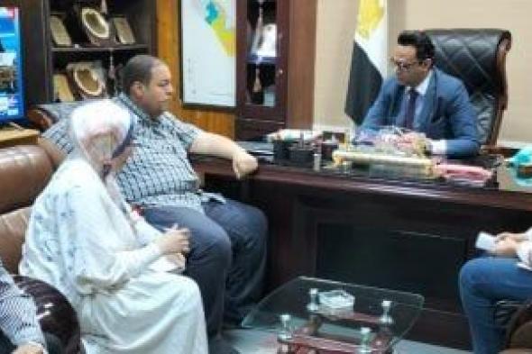 وكيل وزارة الصحة بسوهاج يبحث آليات توقيع الكشف الطبى على طلاب المدارس