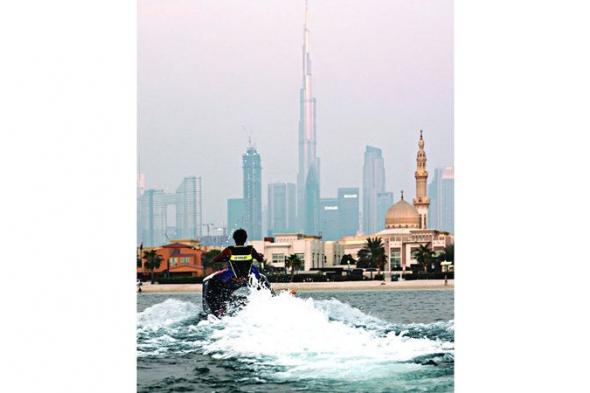 شاطئ جميرا.. ملتقى عشّاق الرياضات البحرية