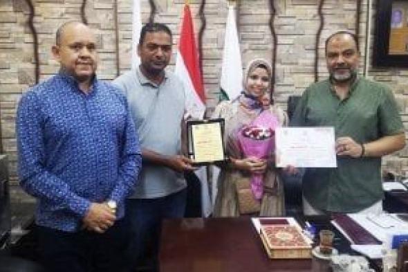 مدير التعليم الفنى بسوهاج يكرم أوائل الجمهورية