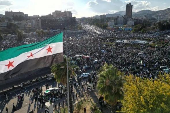فنان سوري معروف: "نظام بشار حكمني إعدام بسبب صورة مع فلسطينيين من الـ48"