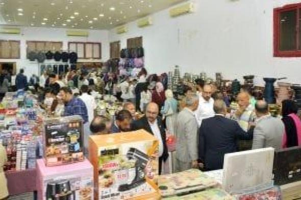 نقيب البترول يفتتح معرض المستلزمات المدرسية لأبناء العاملين بالسويس بأسعار مخفضة