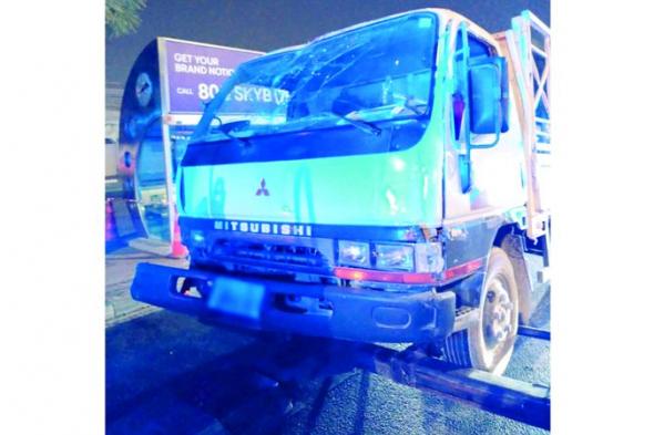 مركبة تقتحم استراحة لانتظار الحافلات في النهدة وتصيب شخصين