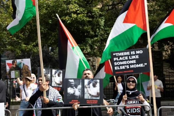 احتجاجات بأعلام فلسطينية ضد فيلم في «تورنتو»