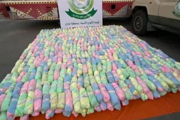 دوريات الأفواج الأمنية بمنطقة جازان تُحبط تهريب 37 كيلوجرامًا من القات