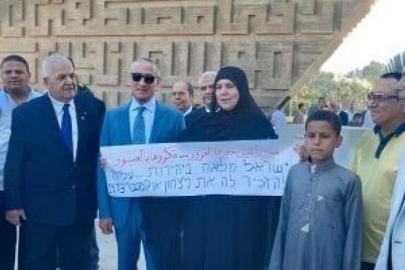 سيدة تلقى قصيدة أمام قبر السادات: إسرائيل خدها الغرور.. فكروها بالعبور.. فيديو