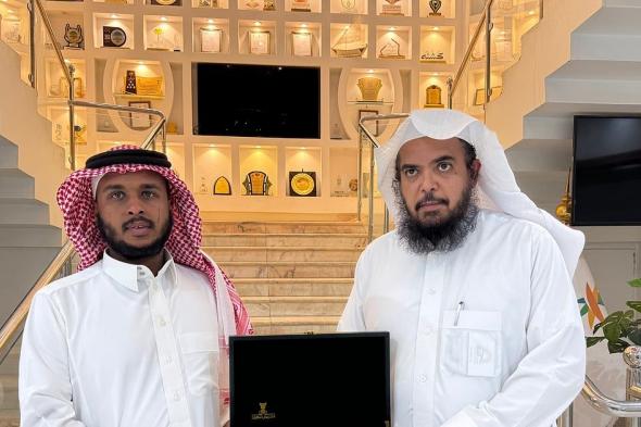 بفنجان قهوة يومي.. شاب من الأفلاج يجسّد القيم السعودية في مبادرة إنسانية
