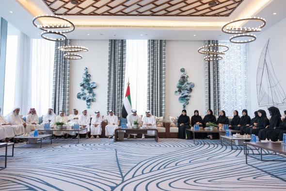 حمدان بن زايد يستقبل عددا من المواطنين وموظفي وموظفات الجهات الحكومية في قصر الظنة