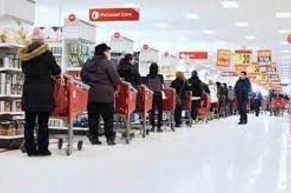 بسبب تأخير في طابور المتجر امرأة عنيفة تطعن زبونة أخرى