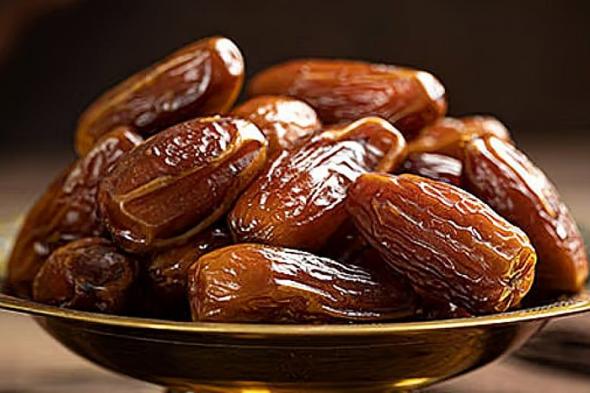 استشاري: مريض السكري مسموح له بتناول 3 تمرات يوميًا