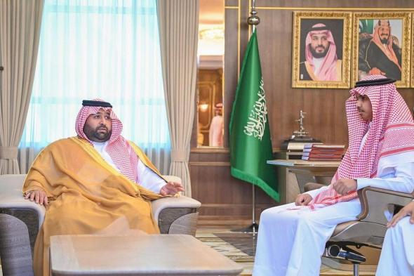أمير جازان يستقبل مواطنًا لتنازله عن قاتل والده لوجه الله