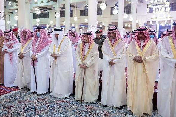 أمير الرياض يؤدي صلاة الميت على الأمير خالد بن محمد بن تركي بن عبدالعزيز بن تركي آل سعود