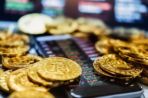 سيناريو 1980.. تحذيرات من نهاية مكاسب الذهب وسط صعود العملات الرقمية