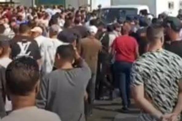 تشييع جثمان شاب لقى مصرعه بحادث سقوط ذراع ونش فى بورسعيد.. صور