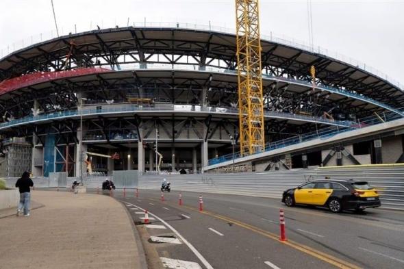 احتجاجات عمالية أمام ملعب كامب نو.. يعملون 12 ساعة يومياً