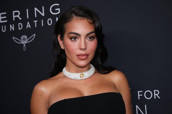 طرق تنسيق تسريحة شعركِ ومكياجكِ في المناسبات بأسلوب جورجينا رودريغيز