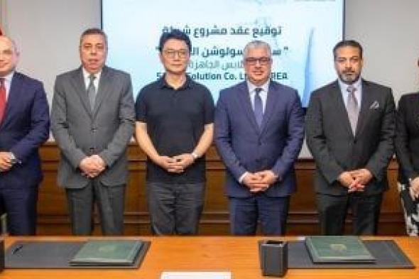رئيس اقتصادية قناة السويس يوقّع عقد "ساميل سولوشن" لصناعة الملابس الجاهزة