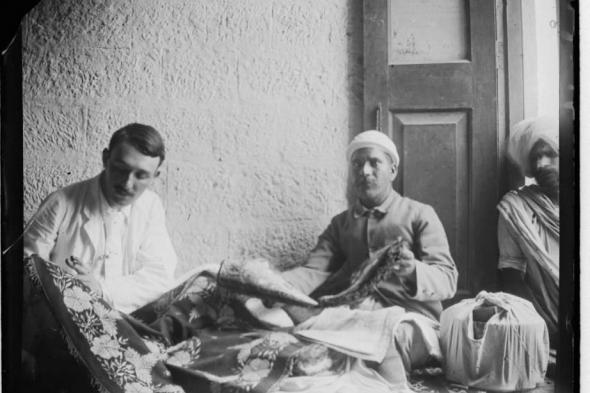 165 صورة ووثيقة من مقتنيات سلطان تزين «سرديّات الفوتوغراف»