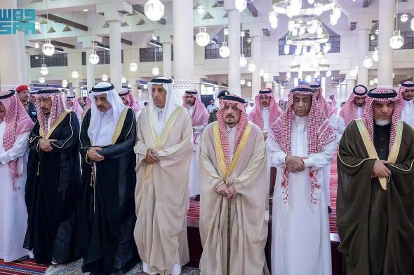 أمير الرياض يؤدي صلاة الميت على الأمير فهد بن سعود بن محمد بن مقرن المشاري آل سعود
