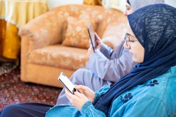 تعدد «الجروبات» المدرسية.. تشتت وضغط نفسي على الأمهات