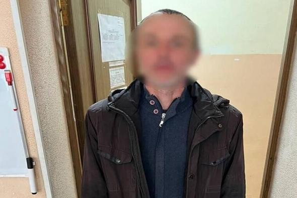 نام أثناء السرقة.. الشرطة الروسية تقبض على لص داخل منزل الضحية