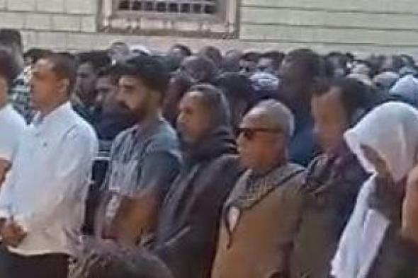 أهالى أسيوط يؤدون صلاة الجنازة على جثامين 4 ضحايا بحادث إسماعيل الليثى.. فيديو