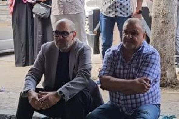 كمال أبو رية أمام مسجد مصطفى محمود للصلاة على والد محمد رمضان