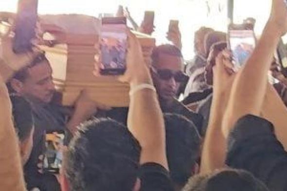 محمد رمضان يرافق جثمان والده إلى مسجد مصطفى محمود لأداء الصلاة عليه