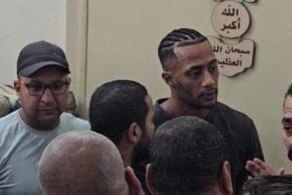 انهيار محمد رمضان بجوار جثمان والده قبل تشييع جثمانه ووصول زوجته