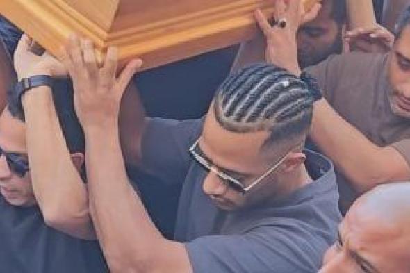 محمد رمضان يحمل نعش والده بالمقابر.. وأشرف زكى أبرز الحضور.. صور